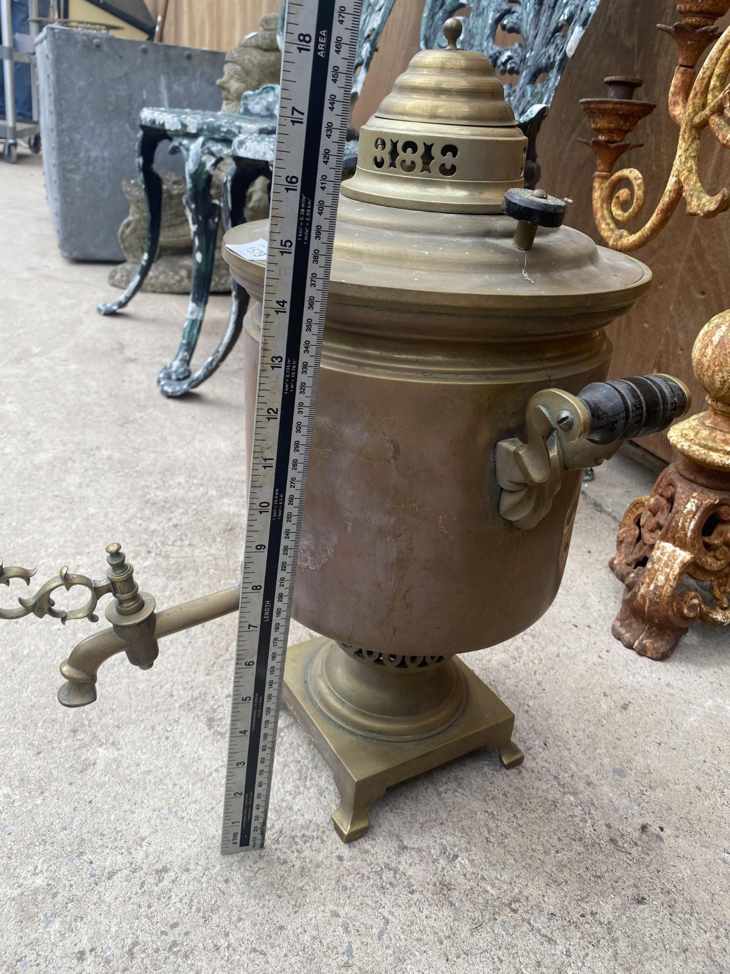 A VINTAGE BRASS TWIN HANDLE SAMOVAR - Image 3 of 3