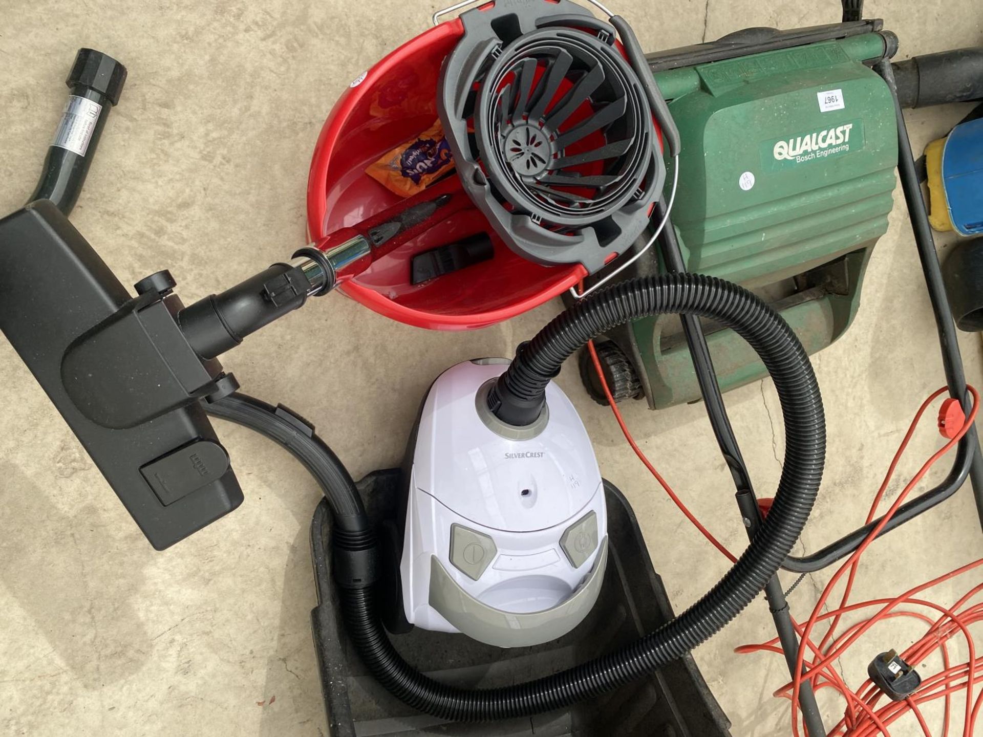 AN ASSORTMENT OF ITEMS TO INCLUDE A QUALCAST LAWN RAKE AND A VACUUM CLEANER ETC - Image 2 of 2