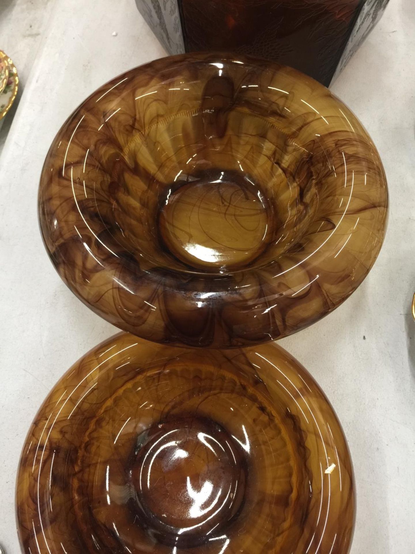 THREE AMBER CLOUD GLASSWARE BOWLS TO INCLUDE ONE WITH EMBOSSED KINGFISHERS - Image 6 of 6