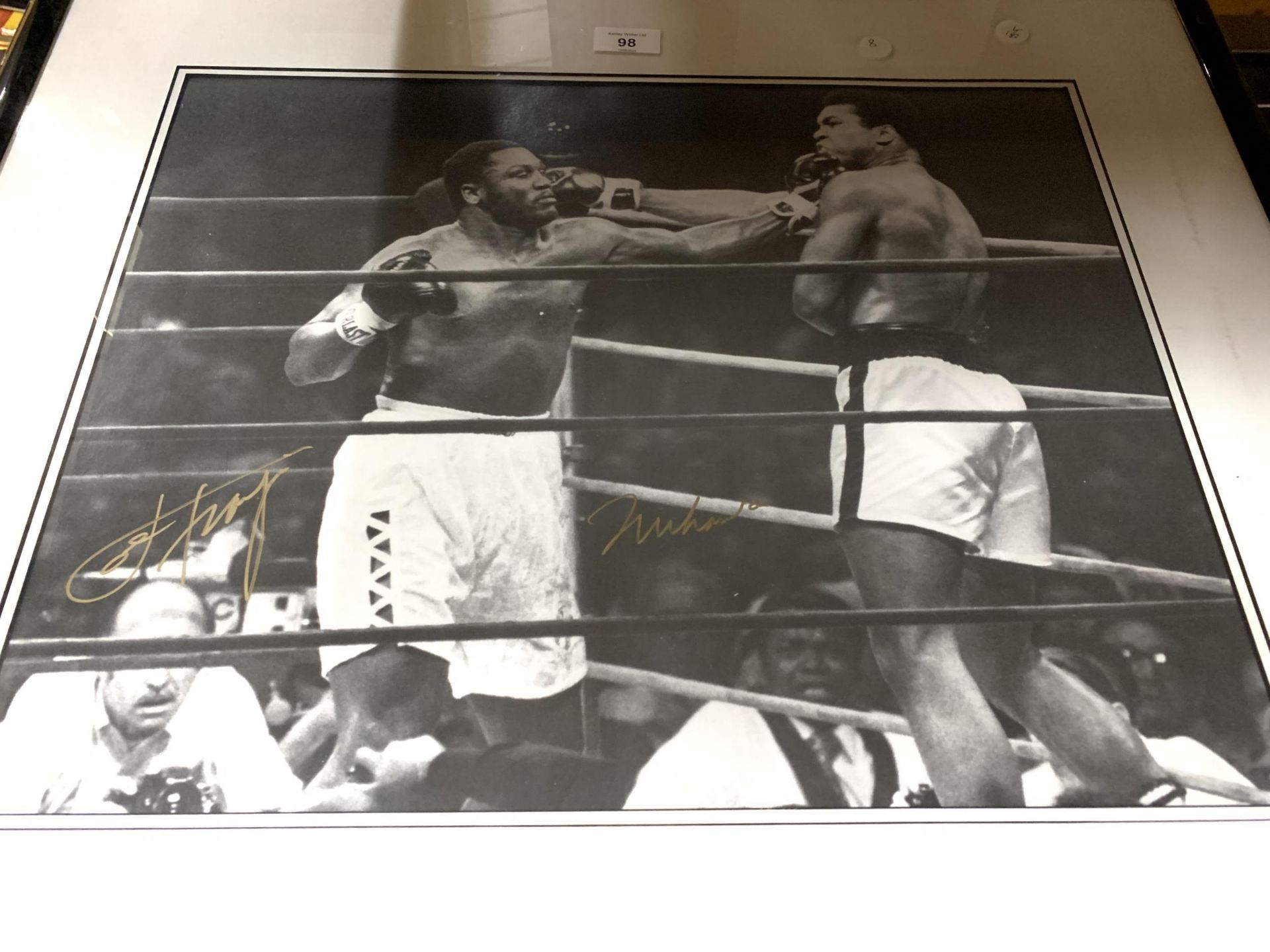 A SIGNED AND FRAMED BLACK AND WHITE PHOTOGRAPH OF MUHAMMED ALI AND JOE FRAZIER WITH CERTIFICATE - Image 2 of 4