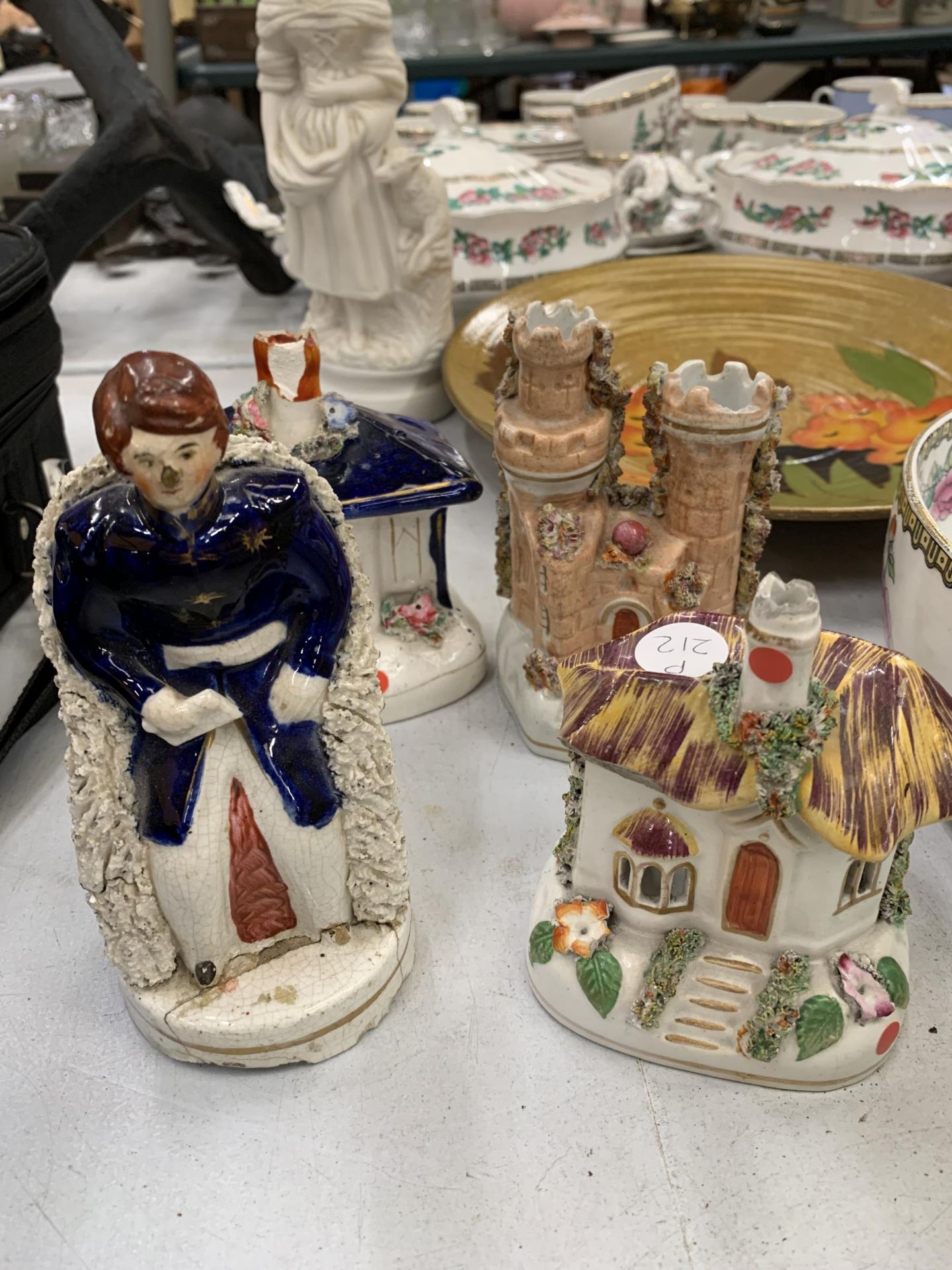 A MIXED LOT OF CERAMICS TO INCLUDE STAFFORDSHIRE FIGURES, PARIAN STYLE FIGURE ETC - Image 9 of 9