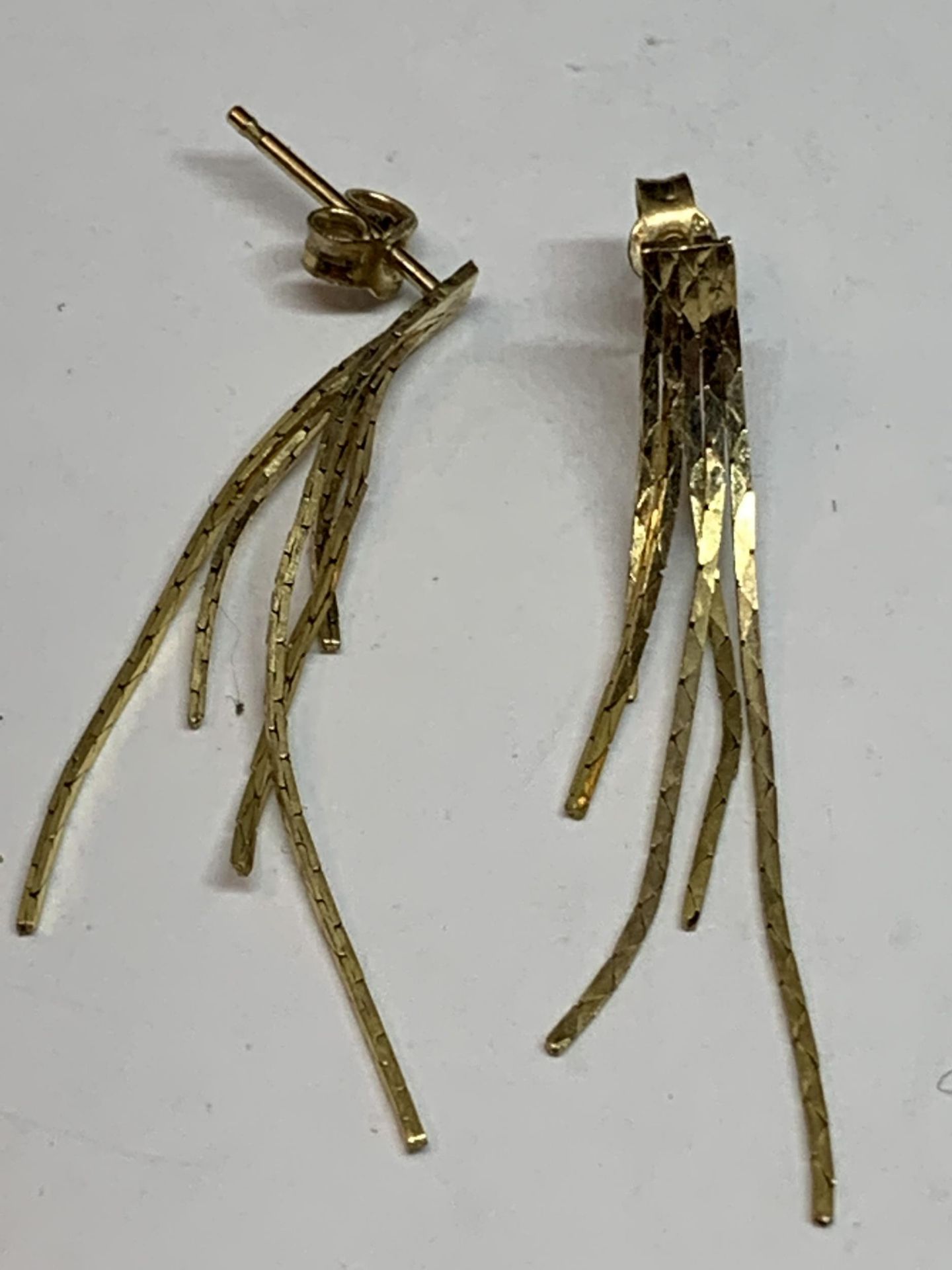 A 9 CARAT GOLD NECLACE AND A PAIR OF EARRINGS GROSS WEIGHT 2.9 GRAMS - Image 2 of 4