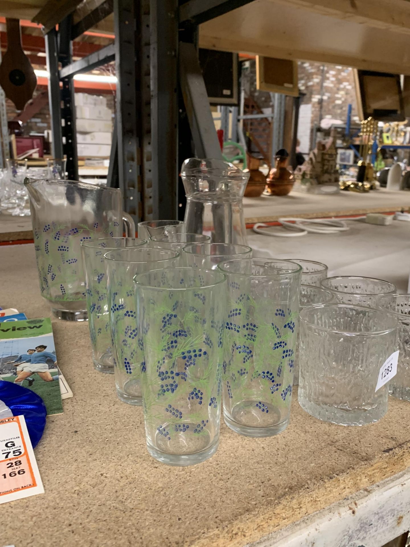 A VINTAGE STYLE LEMONADE SET TO INCLUDE A JUG AND SIX TUMBLERS, TWO OTHER JUGS AND GLASSES - Image 2 of 2