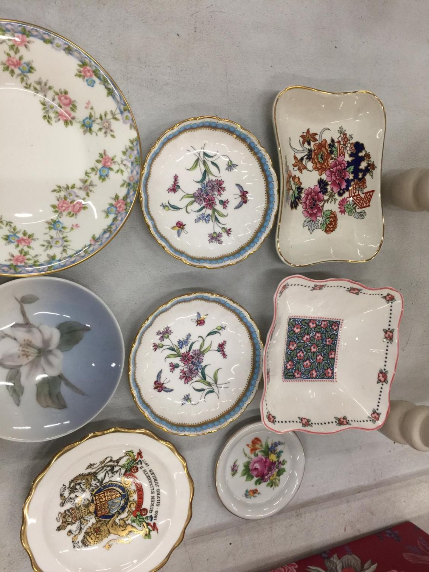 A QUANTITY OF TRINKET PLATES AND PIN DISHES TO INCLUDE ROYAL COPENHAGEN, MASON'S, ROYAL ALBERT, - Image 6 of 10