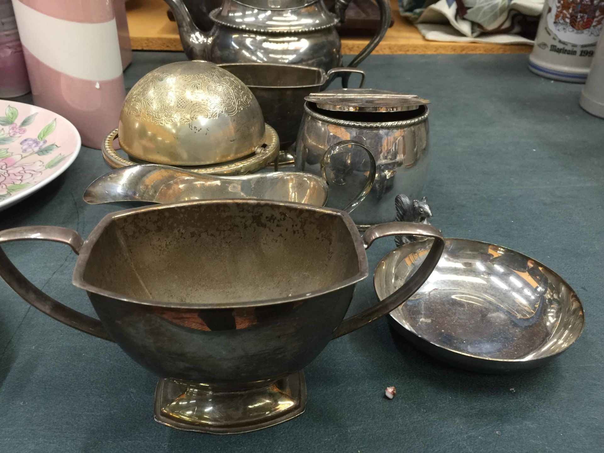 A MIXED GROUP OF SILVER PLATED ITEMS, TEAPOTS ETC - Image 4 of 5