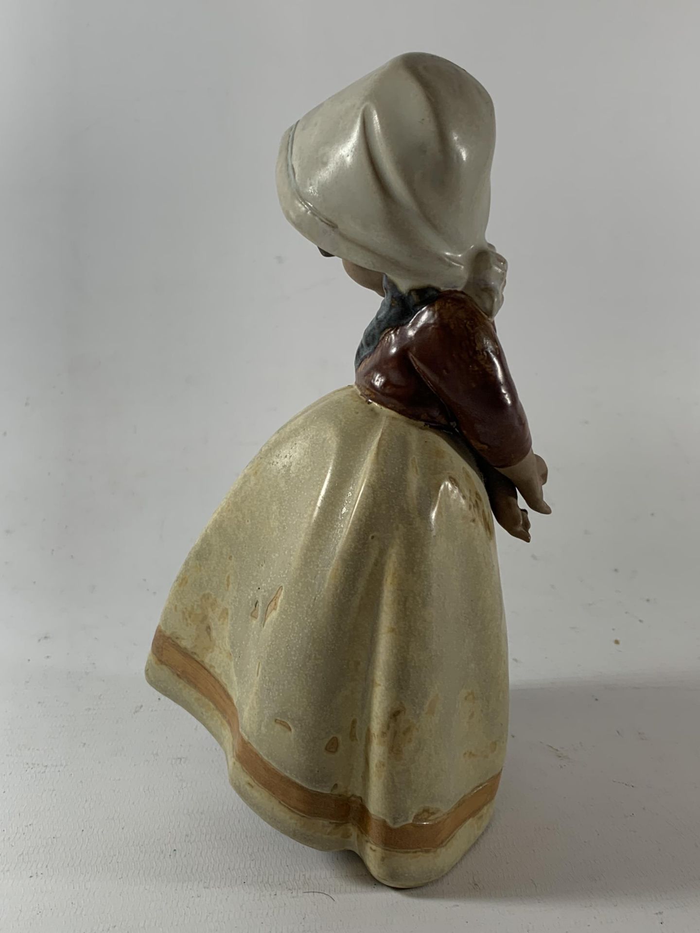 A LLADRO MATTE MODEL OF A GIRL - Image 2 of 3