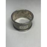 A BOXED HALLMARKED SHEFFIELD SILVER NAPKIN RING