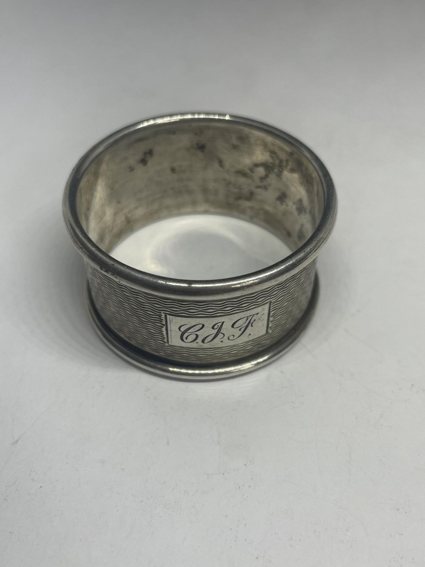 A BOXED HALLMARKED SHEFFIELD SILVER NAPKIN RING