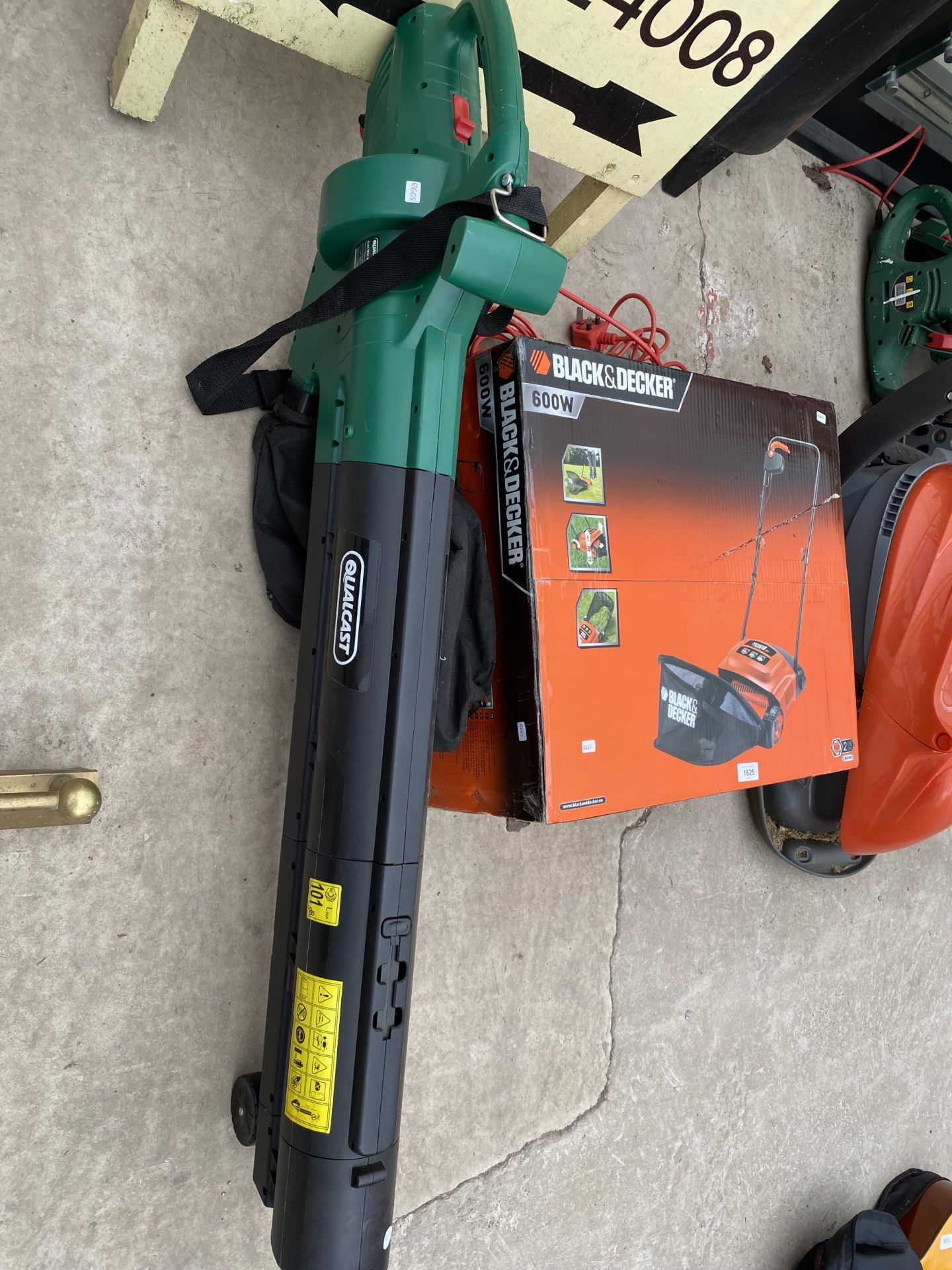 A BLACK AND DECKER ELECTRIC LAWN RAKE AND AN ELECTRIC QUALCAST LEAF VAC - Image 2 of 2