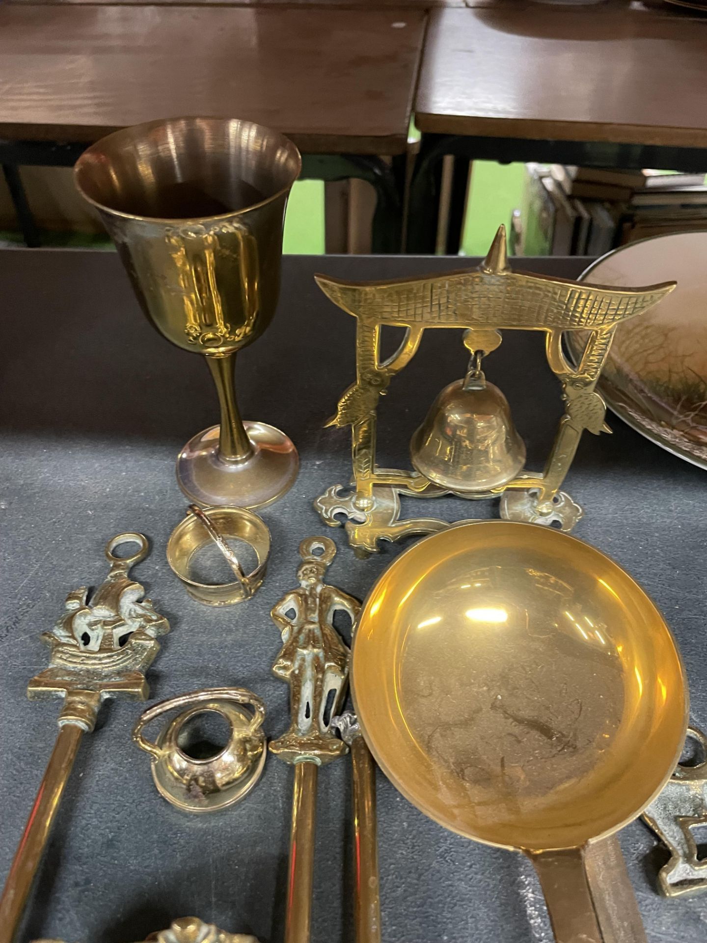 A MIXED GROUP OF VINTAGE BRASS TO INCLUDE EAGLE, BELL, FIRESIDE ITEMS, HORSESHOE ETC - Image 2 of 4