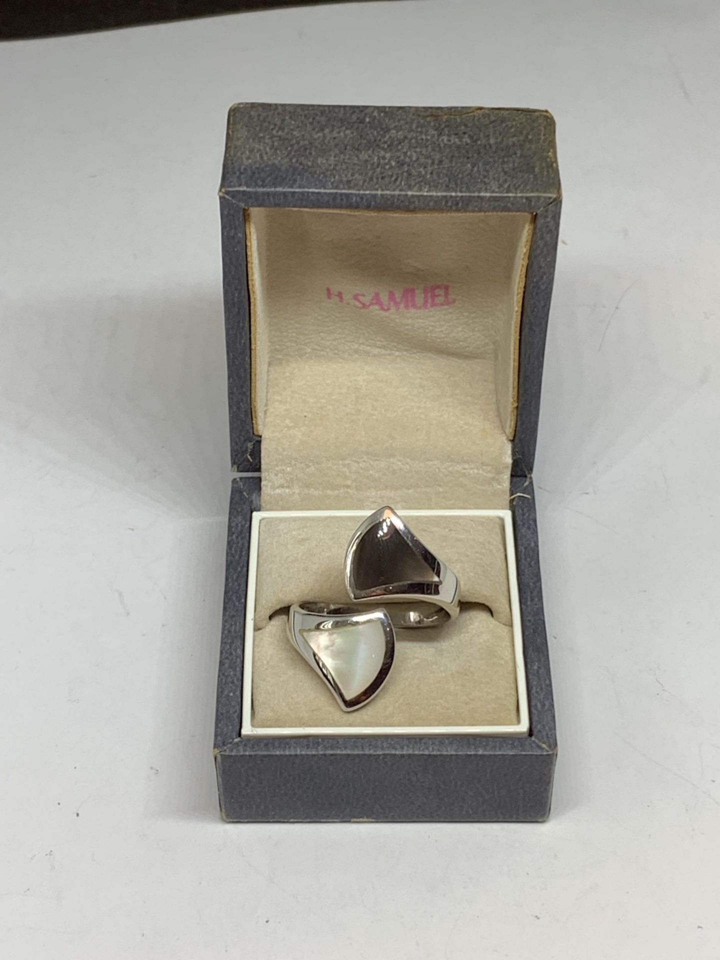 A MARKED SILVER DESIGNER STYLE RING SIZE S IN A PRESENTATION BOX - Image 3 of 3