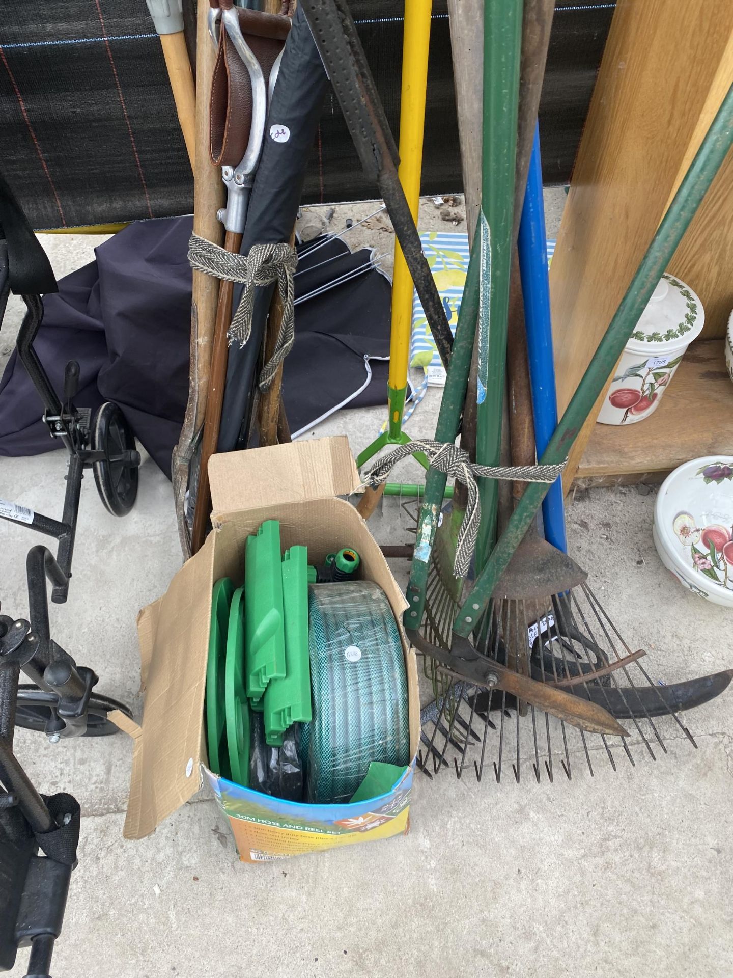 AN ASSORTMENT OF GARDEN TOOLS TO INCLUDE RAKES, FORKS AND A HOSE REEL ETC - Image 2 of 5