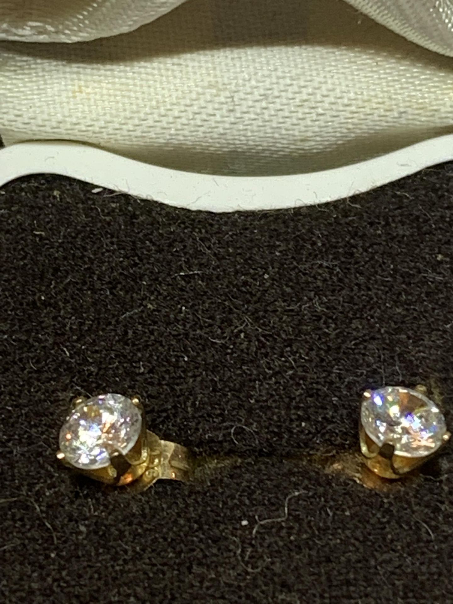 TWO PAIRS OF 9 CARAT GOLD EARRINGS TO INCLUDE CAMEOSAND CLEAR STONES IN PRESENTATION BOXES - Image 3 of 3