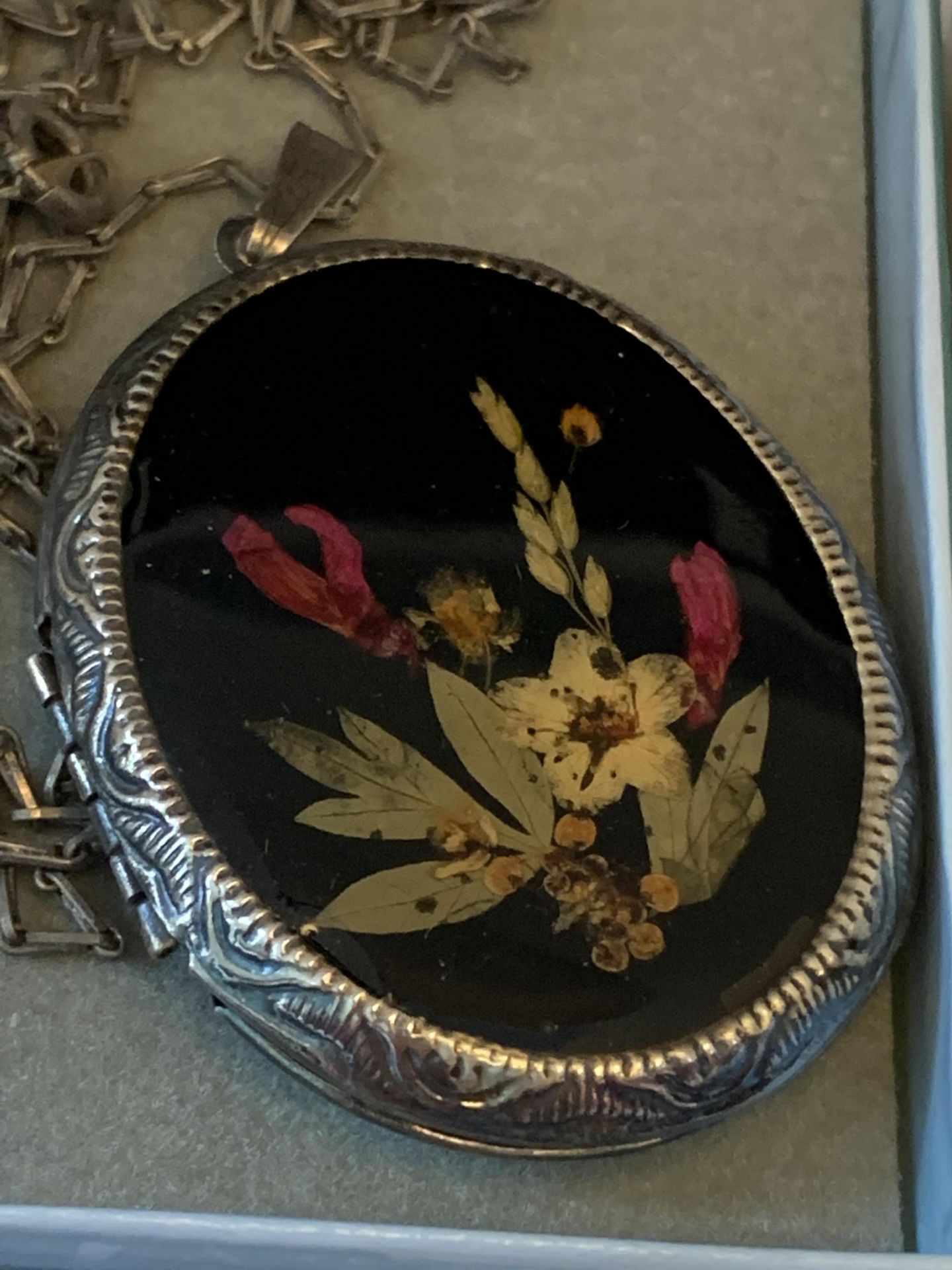 FOUR FRENCH PRESSED FLOWER LOCKETS TWO LARGE AND TWO SMALL ALL IN PRESENTATION BOXES - Image 2 of 6