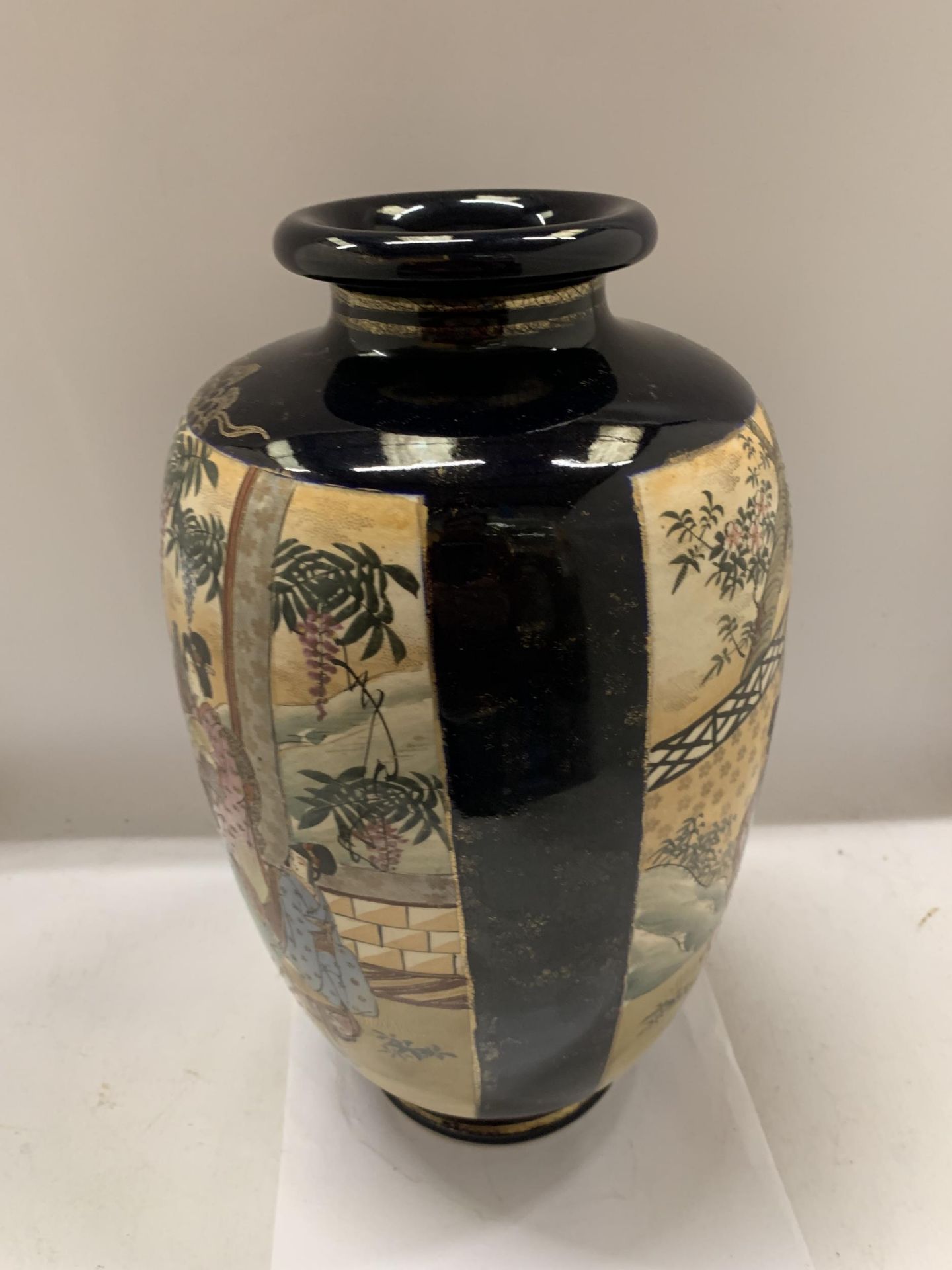 A VINTAGE JAPANESE HAND PAINTED SATSUMA VASE, HEIGHT 38CM - Image 2 of 4