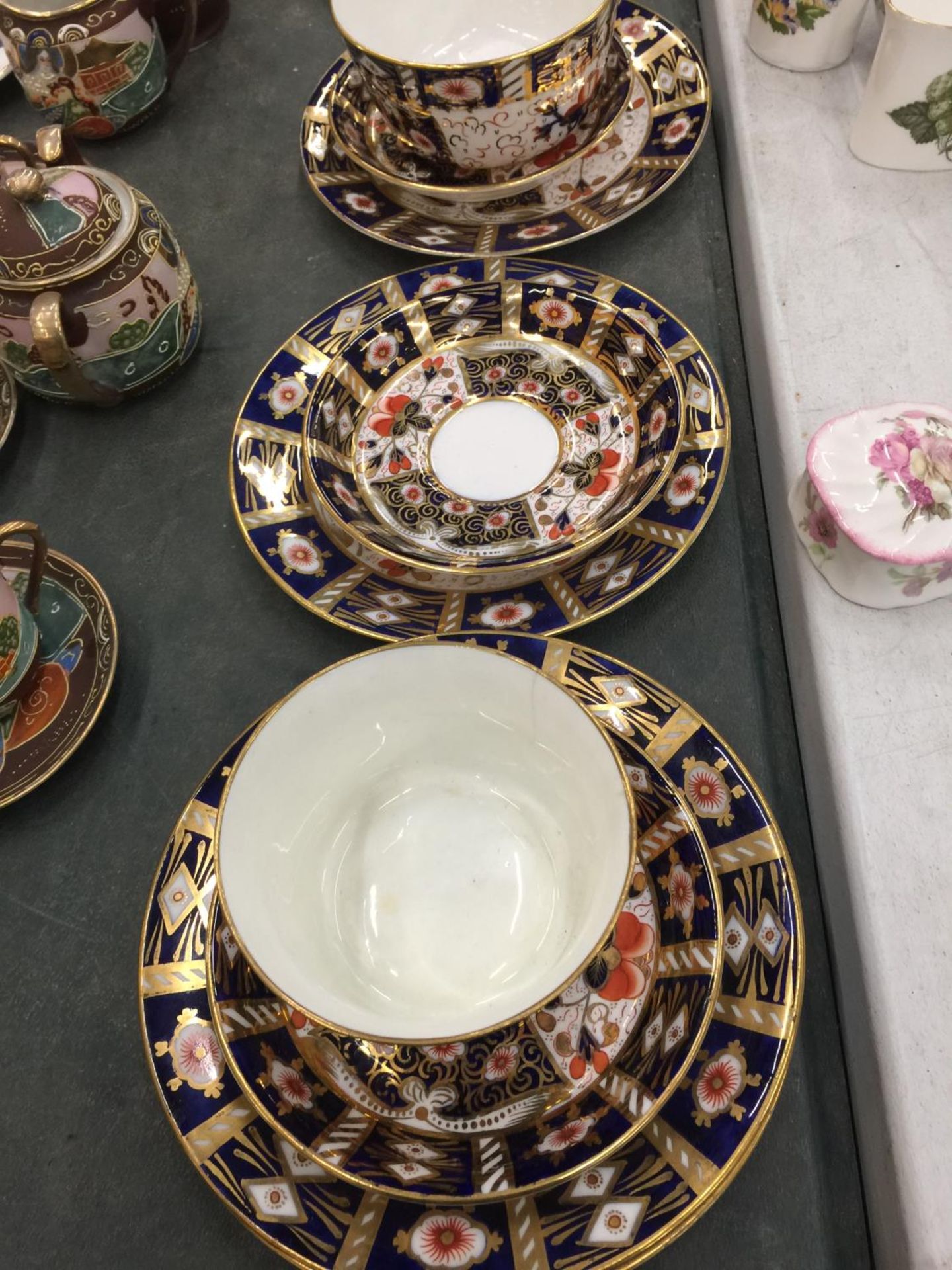 A QUANTITY OF VINTAGE POINTONS CHINA TO INCLUDE A CAKE PLATE, PLATES, SAUCERS, A CREAM JUG AND SUGAR - Image 7 of 8