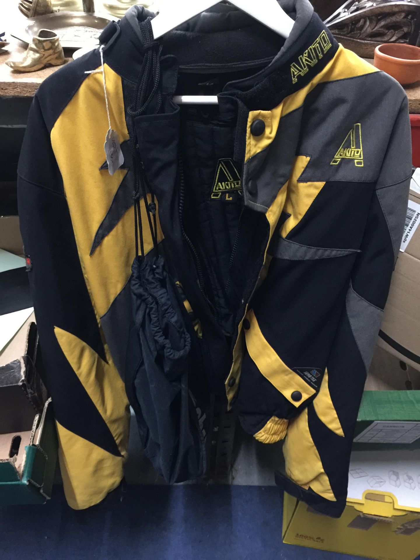 A MOTORCYCLING JACKET SIZE L IN BLACK AND YELLOW