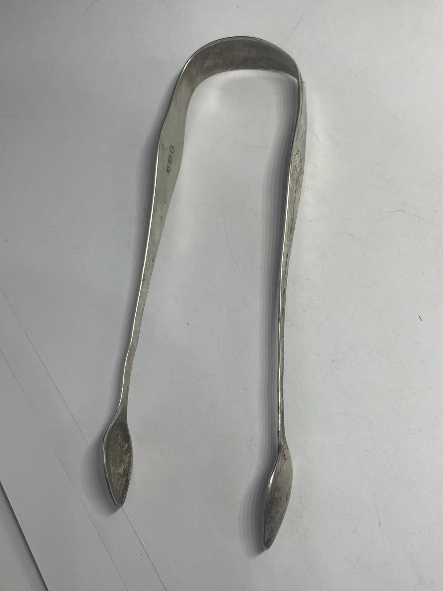 A PAIR OF GEORGIAN SILVER TONGS AND A SILVER HANDLED FORK - Image 4 of 4