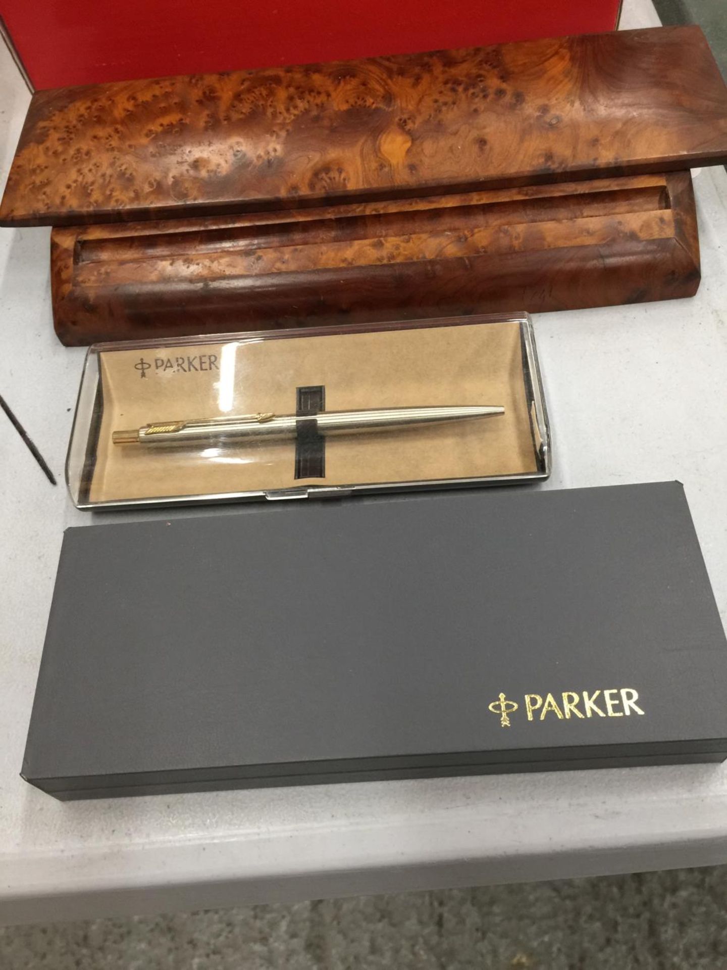 A BOXED PARKER FOUNTAIN PEN WITH A 14CT GOLD NIB, A BOXED PARKER BALLPOINT PEN AND A BURR WALNUT - Image 2 of 6