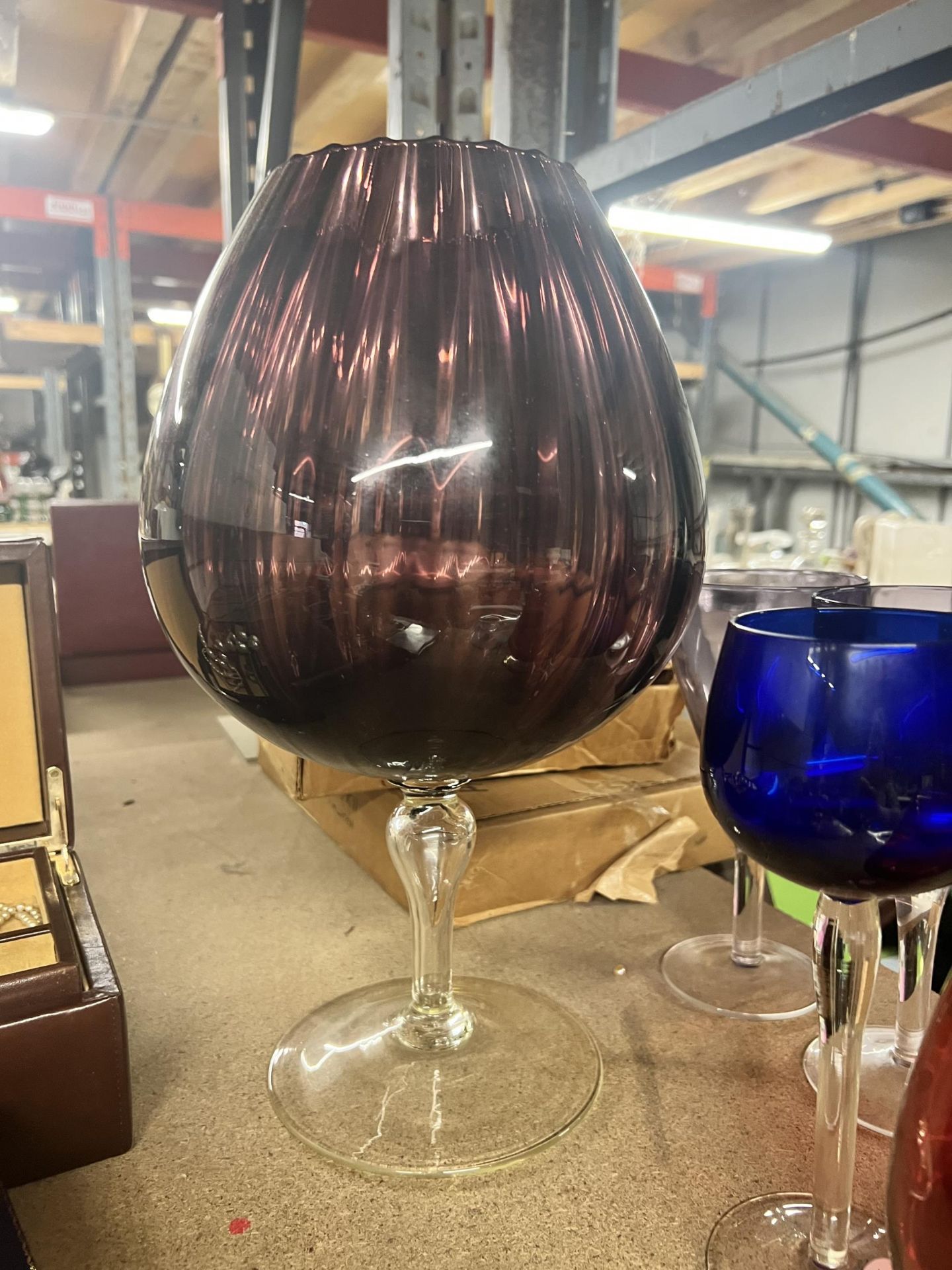 A QUANTITY OF COLOURED GLASSWARE TO INCLUDE A MURANO STYLE CLOWN, LARGE BRANDY BALLOON, WINE - Image 3 of 3