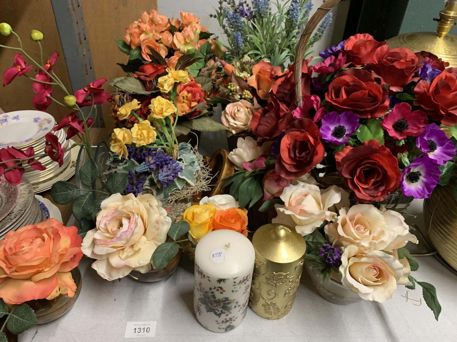 A LARGE COLLECTION OF DRIED FLOWER ARRANGEMENTS IN POTS AND BASKETS PLUS CANDLES - Image 2 of 3