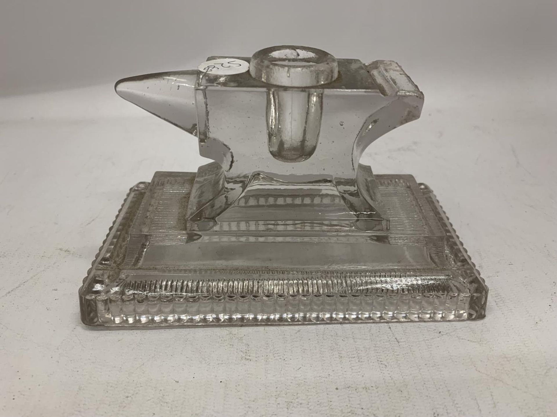 A GLASS INKWELL IN THE SHAPE OF AN ANVIL HEIGHT 9CM, WIDTH 16CM - Image 4 of 5