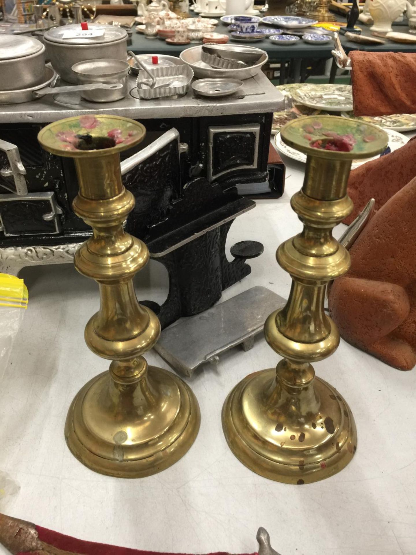 A PAIR OFVINTAGE BRASS CANDLESTICKS HEIGHT 15CM