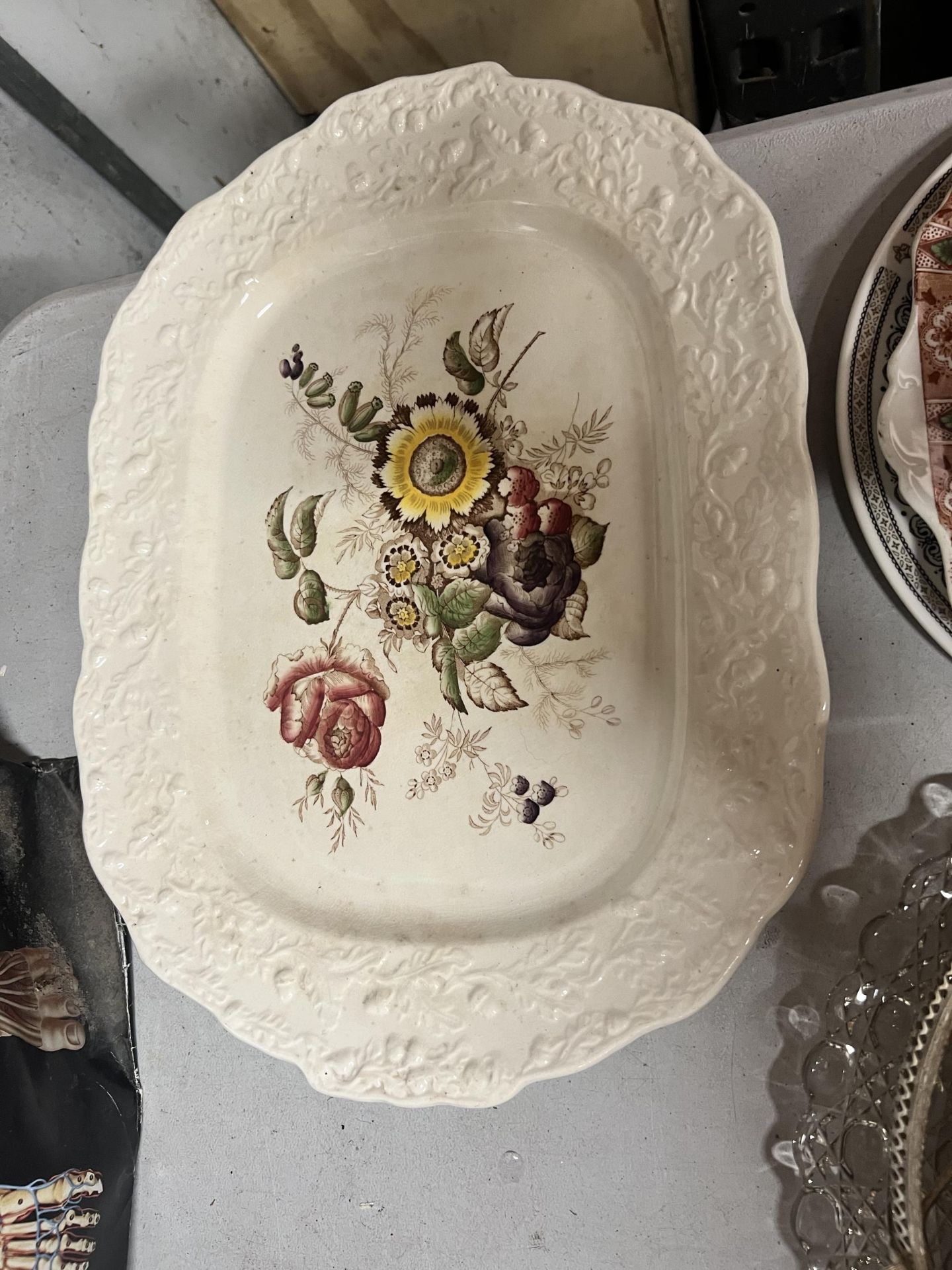 A MIXED LOT OF TO INCLUDE A LARGE MASON'S IRONSTONE "FRIARSWOOD" PLATTER, GLASSWARE, CAKE PLATES, - Image 7 of 7