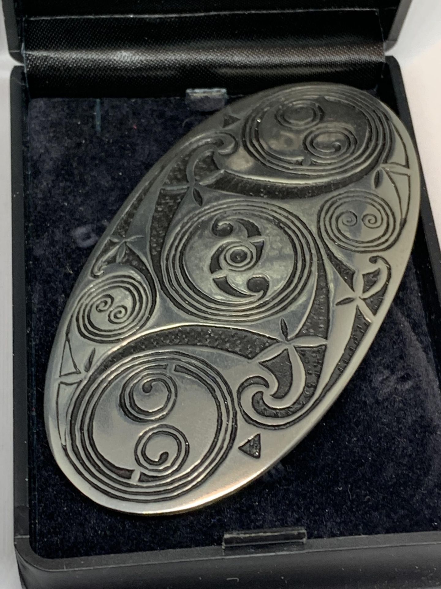THREE PEWTER ITEMS TO INCLUDE A ST JUSTIN CELTIC STYLE PENDANT AND BROOCH BOTH BOXED, A FURTHER - Image 3 of 6