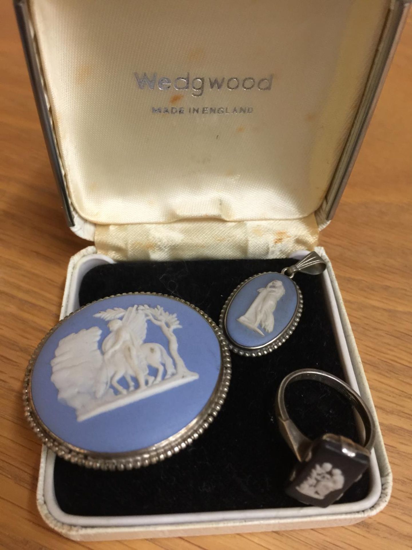 THREE SILVER AND WEDGWOOD ITEMS TO INCLUDE A BROOCH, RING AND PENDANT IN A WEDGEWOOD PRESENTATION - Image 3 of 10