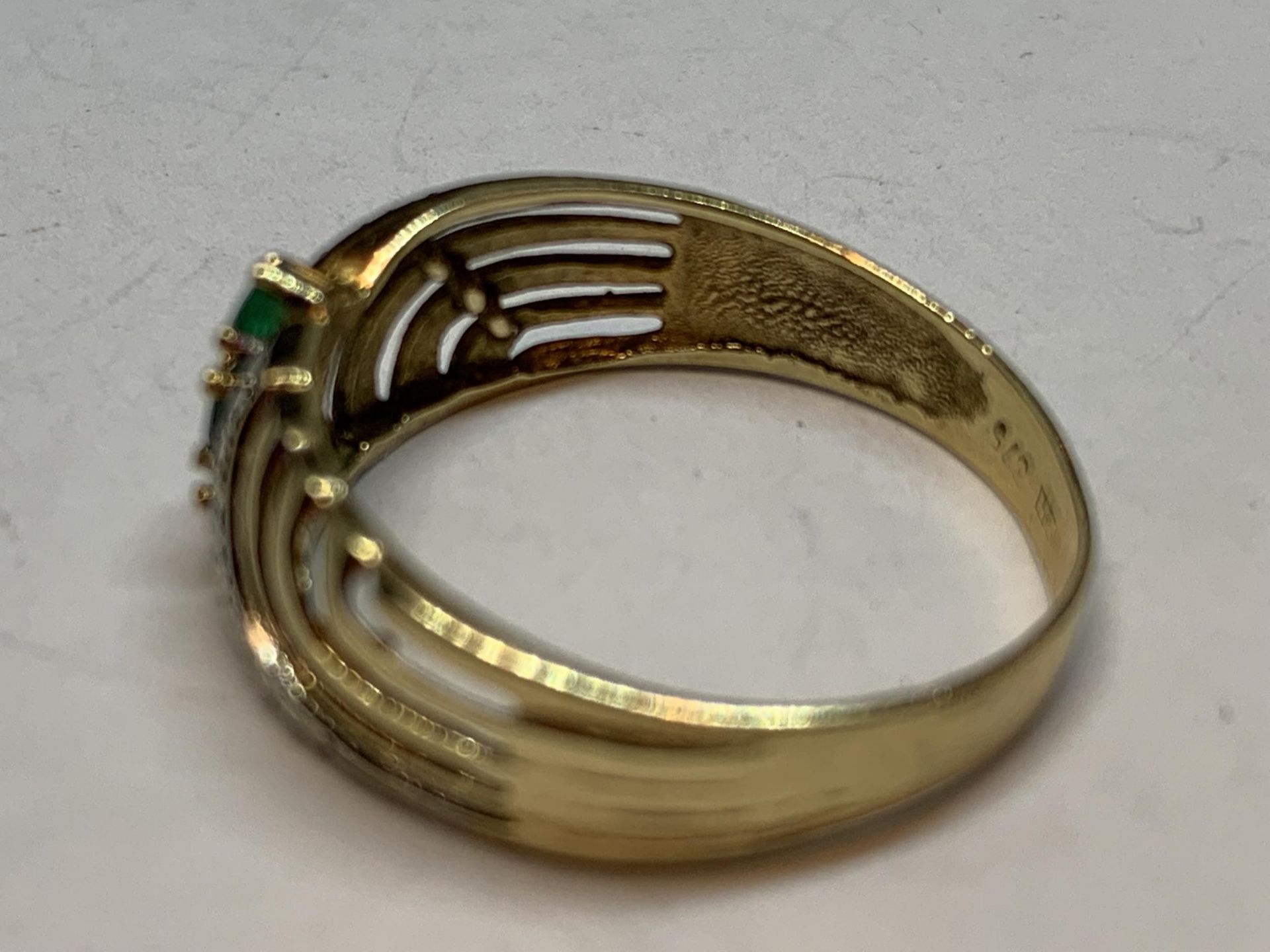 A 9 CARAT GOLD RING WITH THREE GREEN STONEES SORROUNDED BY CLEAR STONES GROSS WEIGHT 2 GRAMS SIZE P - Image 2 of 3