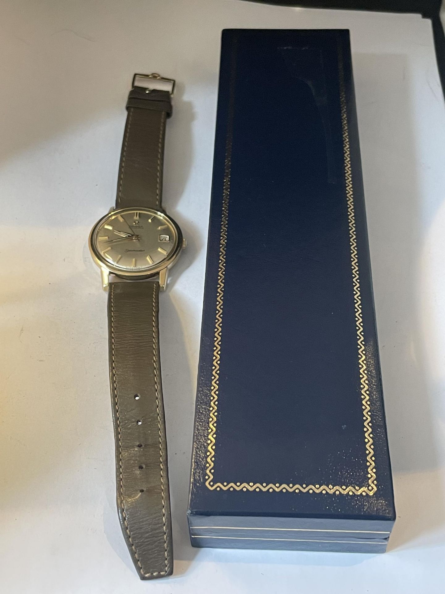 A GENTS OMEGA SEAMASTER 9 CARAT GOLD AUTOMATIC WRIST WATCH IN A PRESENTATION BOX SEEN WORKING BUT NO - Image 2 of 4