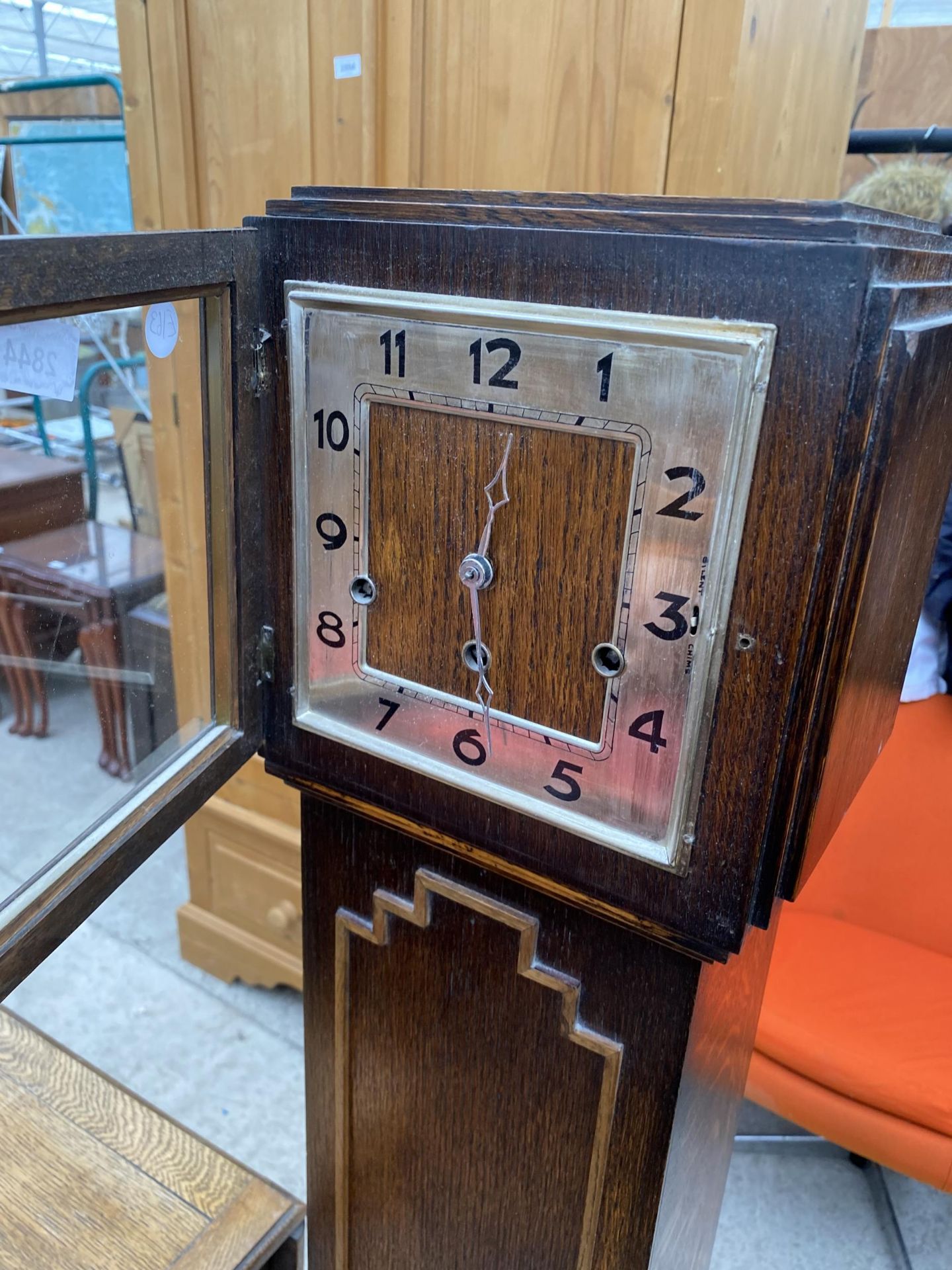 AN EARLY 20TH CENTURY OAK GRANDMOTHER CLOCK - Image 4 of 5