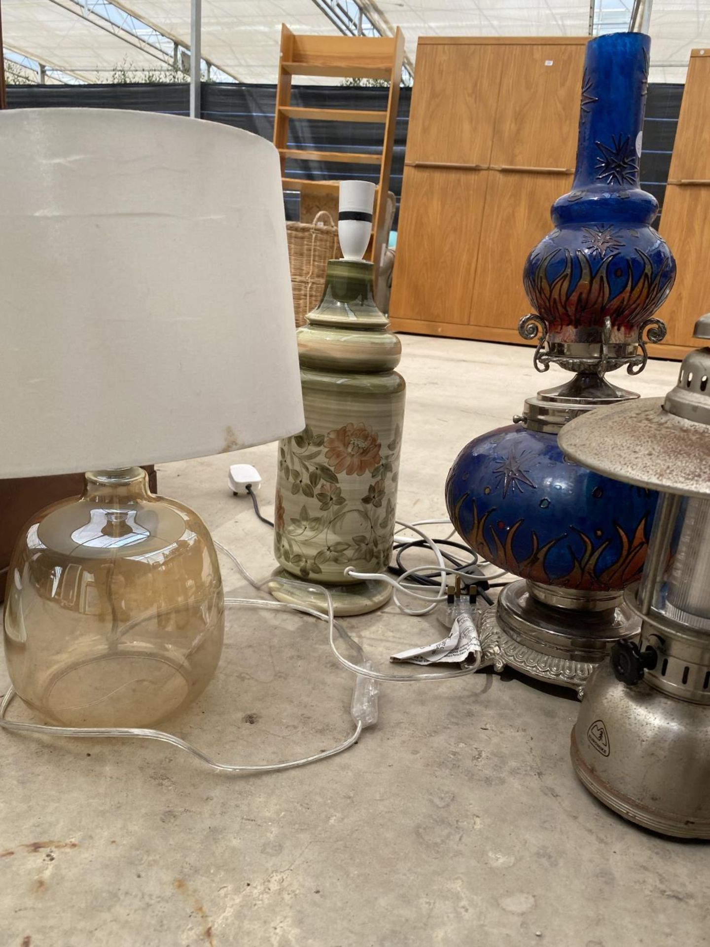 AN ASSORTMENT OF TABLE LAMPS TO INCLUDE AN OIL LAMP CONVERTED TO ELECTRIC ETC - Bild 3 aus 3