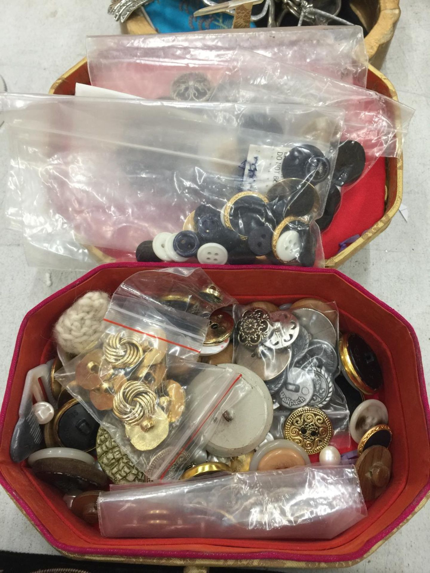 A MIXED LOT TO INCLUDE TWO PAIRS OF VINTAGE FOLDING SPECTACLES, VINTAGE BUTTONS, A VELVET BAG AND - Image 3 of 10