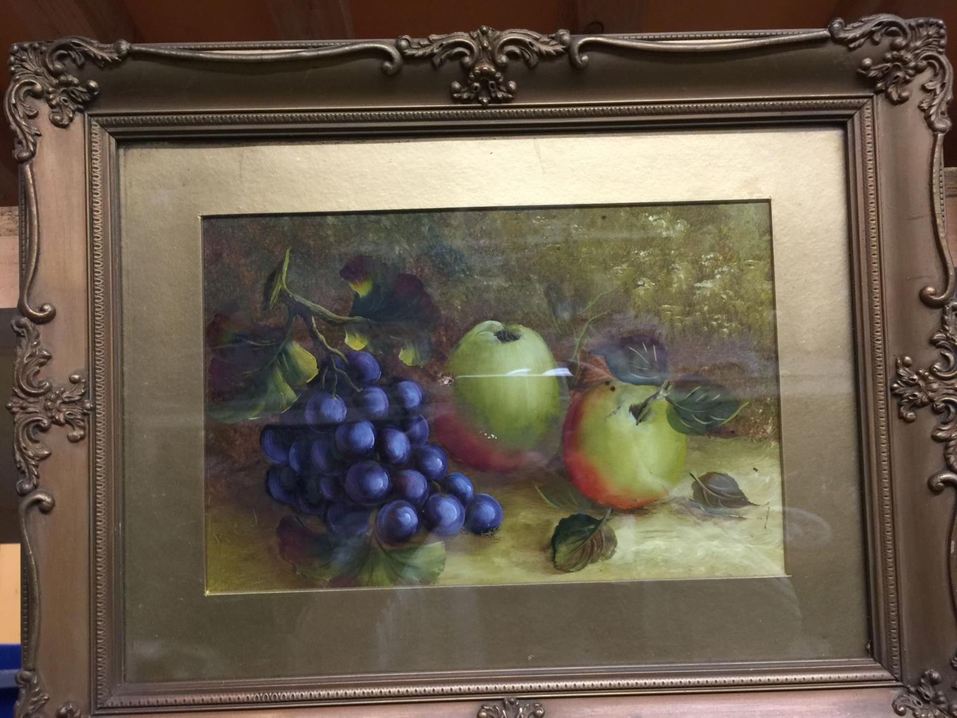 A PAIR OF GILT FRAMED STILL LIFE OIL PAINTINGS OF FRUIT 46CM X 36CM - Image 4 of 4