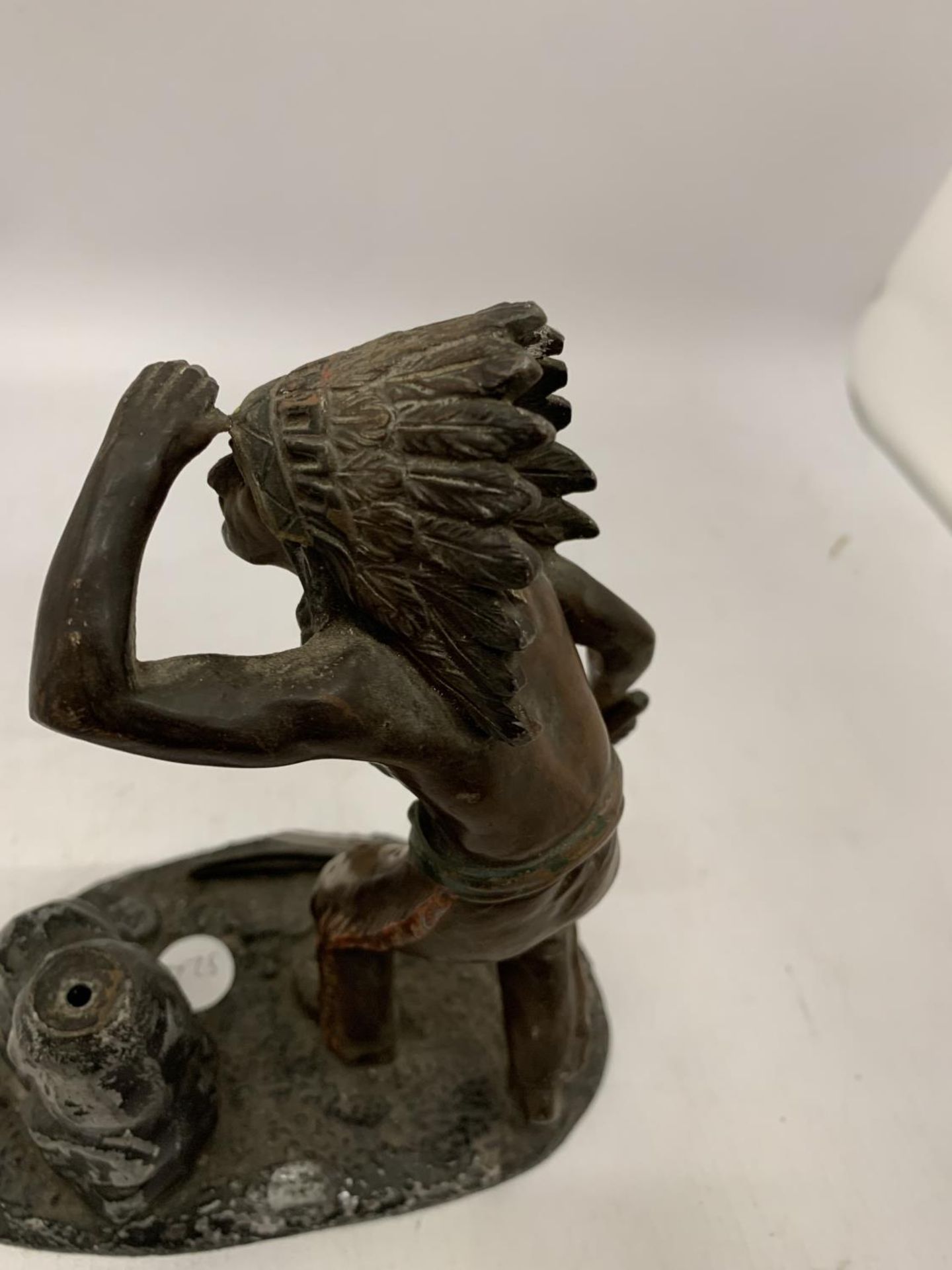 A VINTAGE SPELTER LIGHTER IN THE FORM OF A NATIVE INDIAN HEIGHT 20CM - A/F - Image 5 of 7