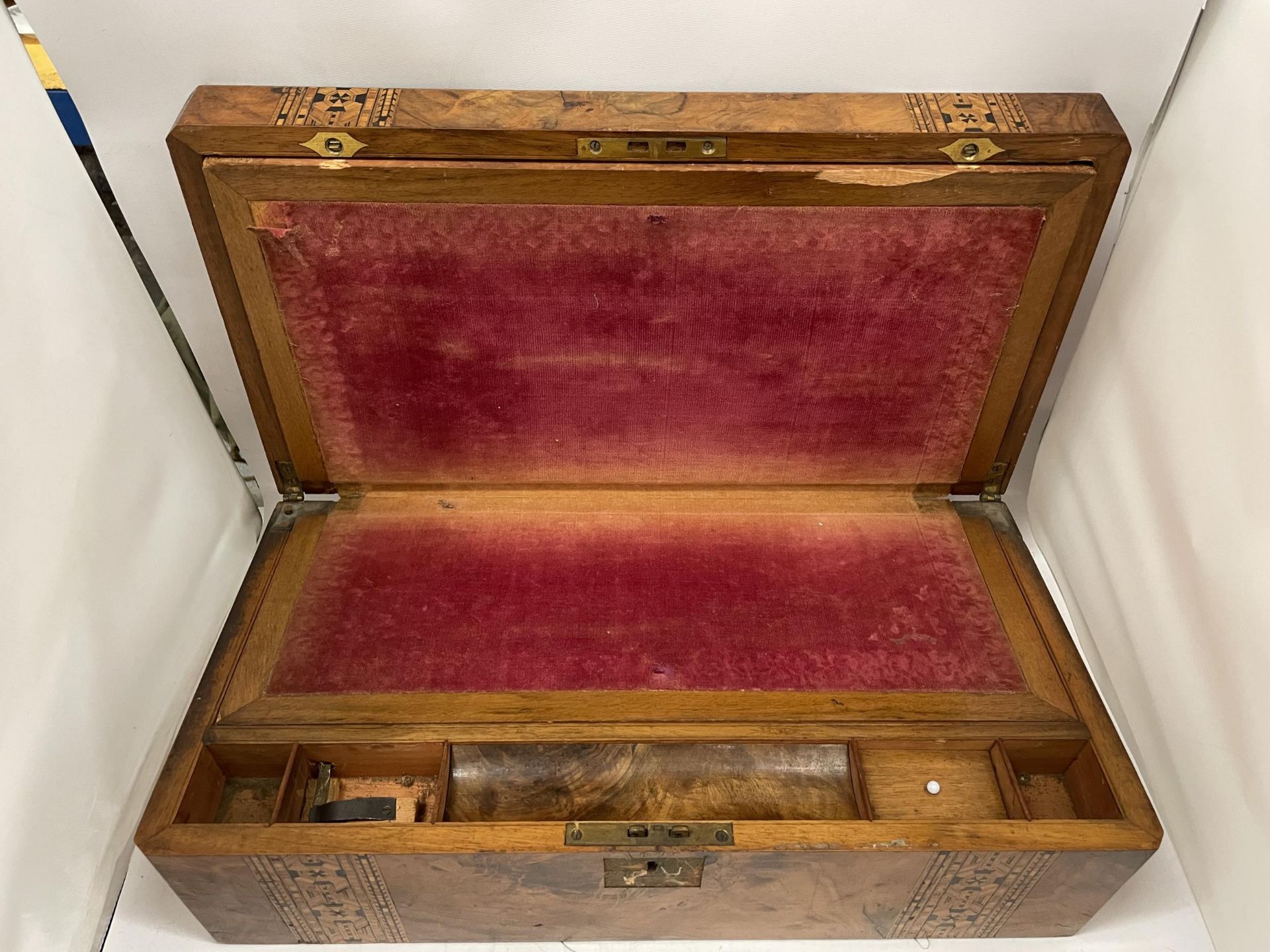 A VICTORIAN WALNUT INLAID WRITING SLOPE WITH RED VELVET SLOPE, 49 X 25 X 18CM - Image 3 of 4