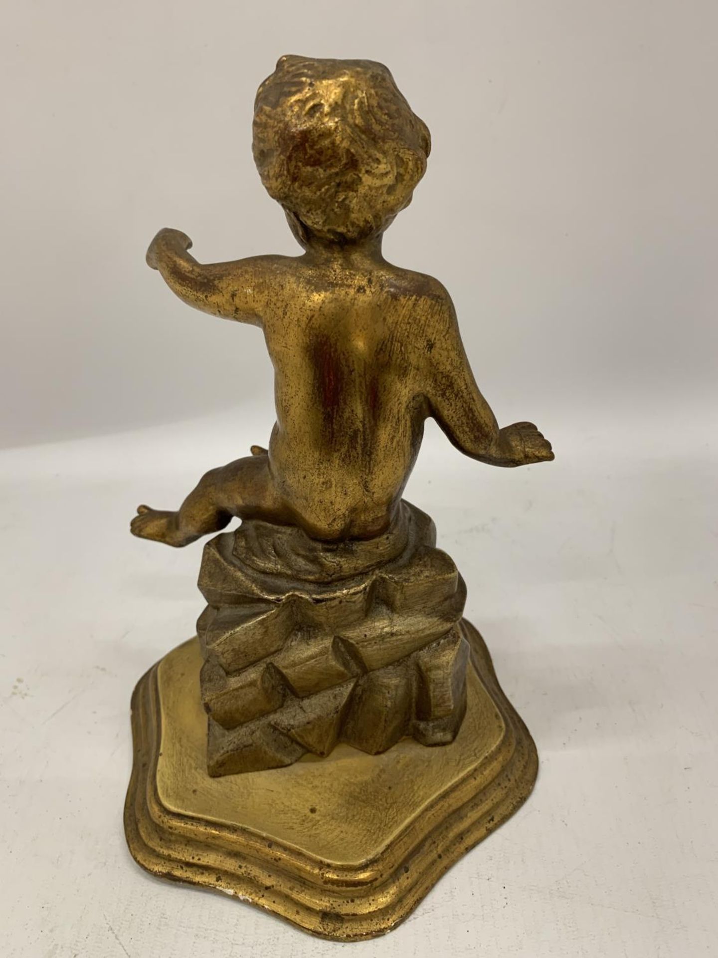 AN ORNAMENT OF A GILT CHERUB HEIGHT 26CM - Image 4 of 4