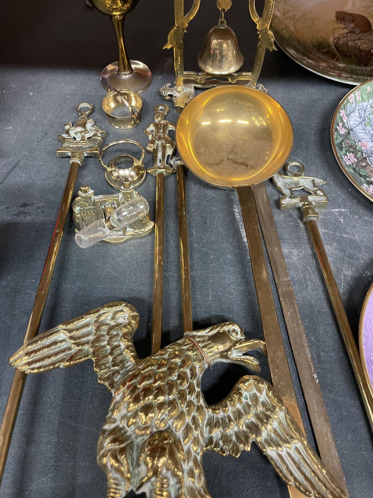 A MIXED GROUP OF VINTAGE BRASS TO INCLUDE EAGLE, BELL, FIRESIDE ITEMS, HORSESHOE ETC - Image 3 of 4