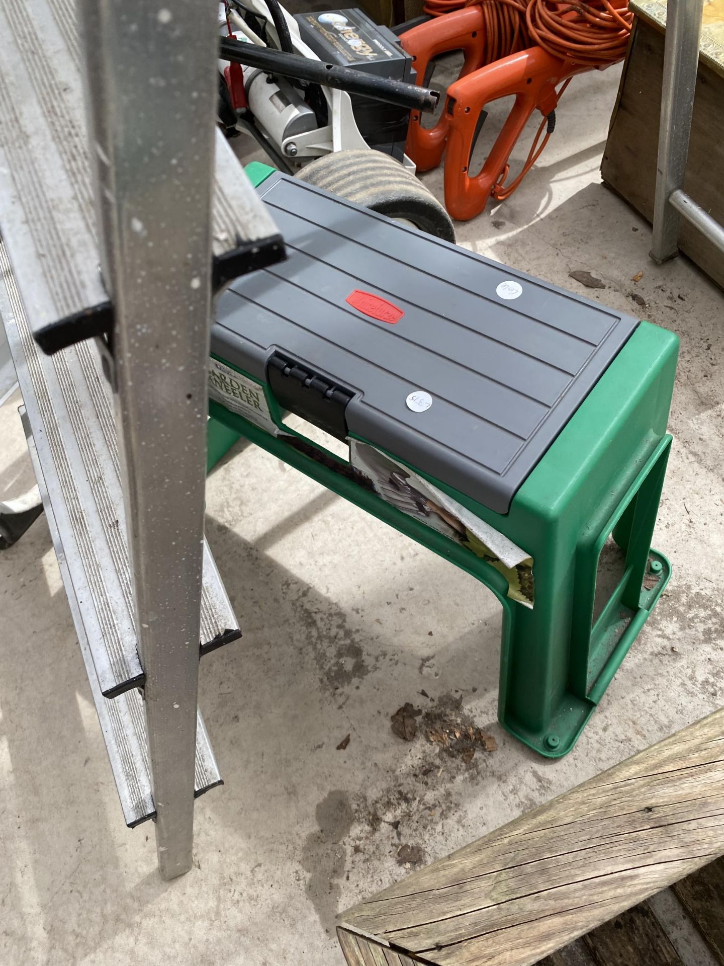 A FOUR RUNG ALUMINIUM STEP LADDER, A GARDEN KNEELER AND A SMALL TWO RUNG STEP - Image 3 of 3