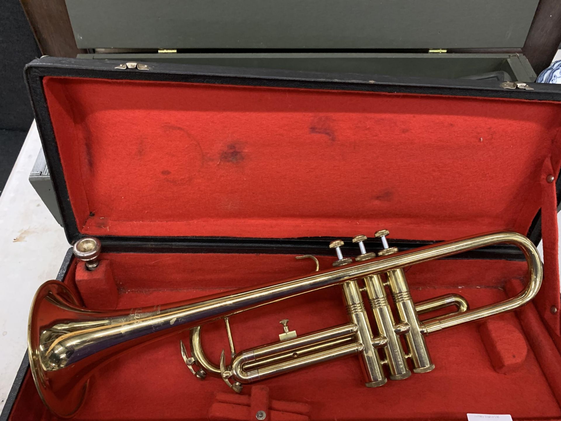 A ROSE MORRIS LONDON KANSAS BRASS TRUMPET WITH MOUTH PIECE IN A FITTED CASE - Bild 2 aus 2