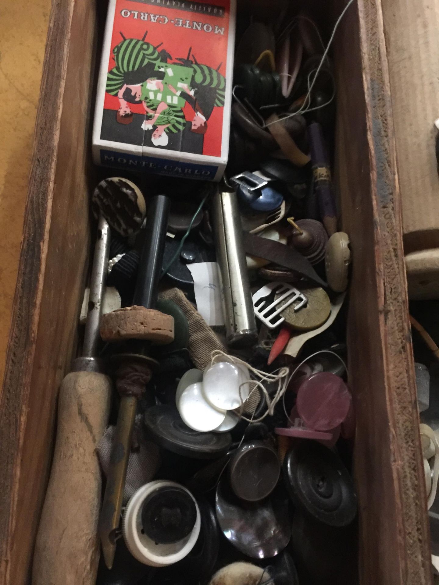 A WOODEN BOX CONTAINING A MIXED LOT TO INCLUDE VINTAGE BUTTONS, CHESS PIECES, TOOLS, WATCHES, - Image 3 of 5