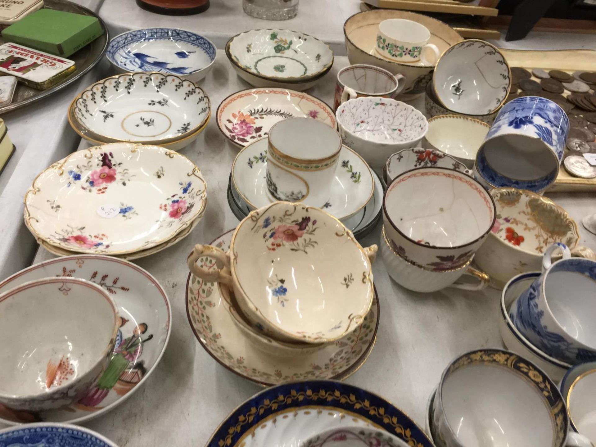 A LARGE QUANTITY OF EARLY 19TH CENTURY TEABOWLS, CUPS AND SAUCERS - SOME A/F - Image 6 of 8