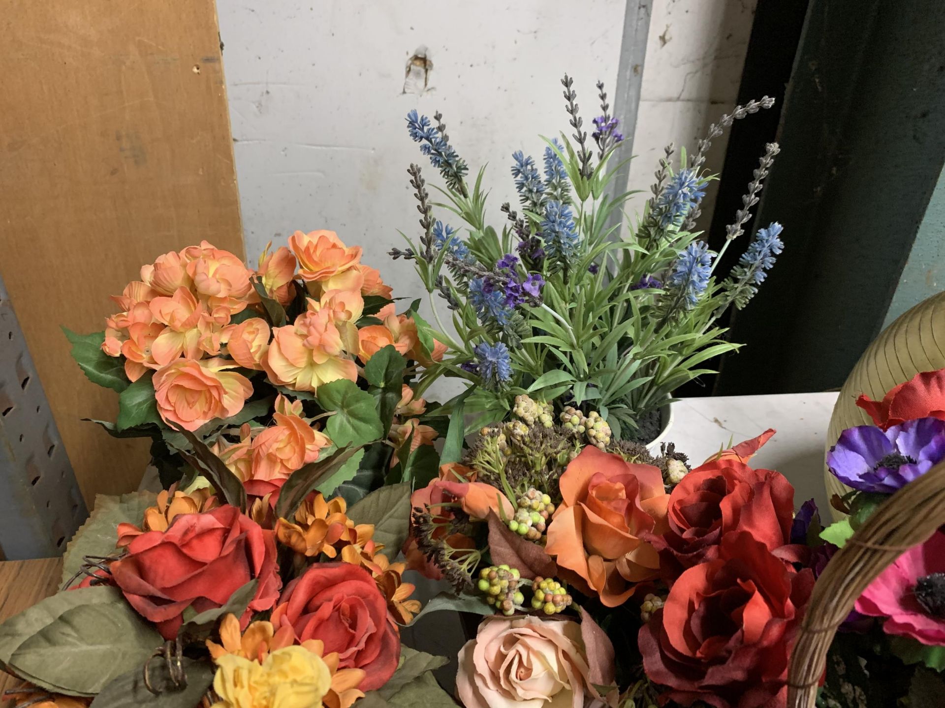 A LARGE COLLECTION OF DRIED FLOWER ARRANGEMENTS IN POTS AND BASKETS PLUS CANDLES - Image 3 of 3