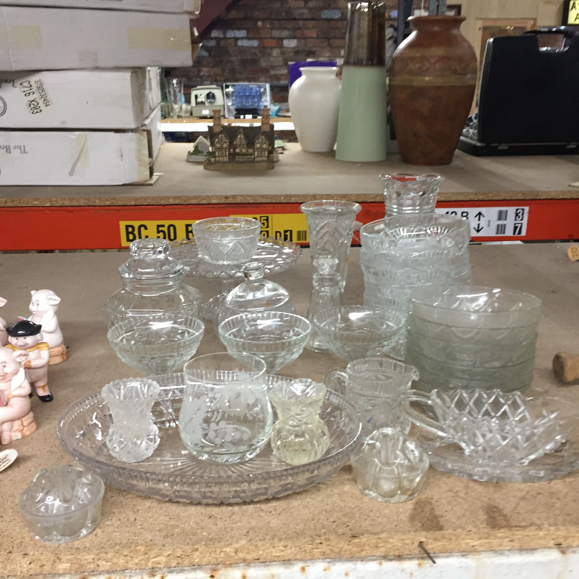 A LARGE QUANTITY OF GLASSWARE TO INCLUDE VASES, BOWLS, JUGS, ETC - Image 2 of 5