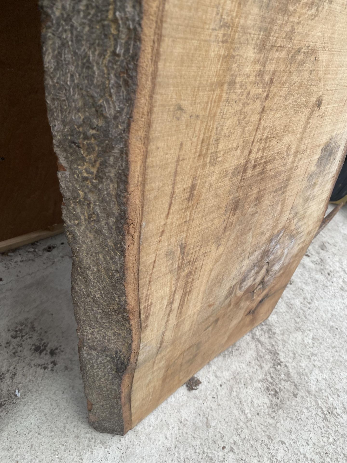 A LENGTH OF ROUGH SAWN TIMBER (L:170CM) - Image 2 of 4