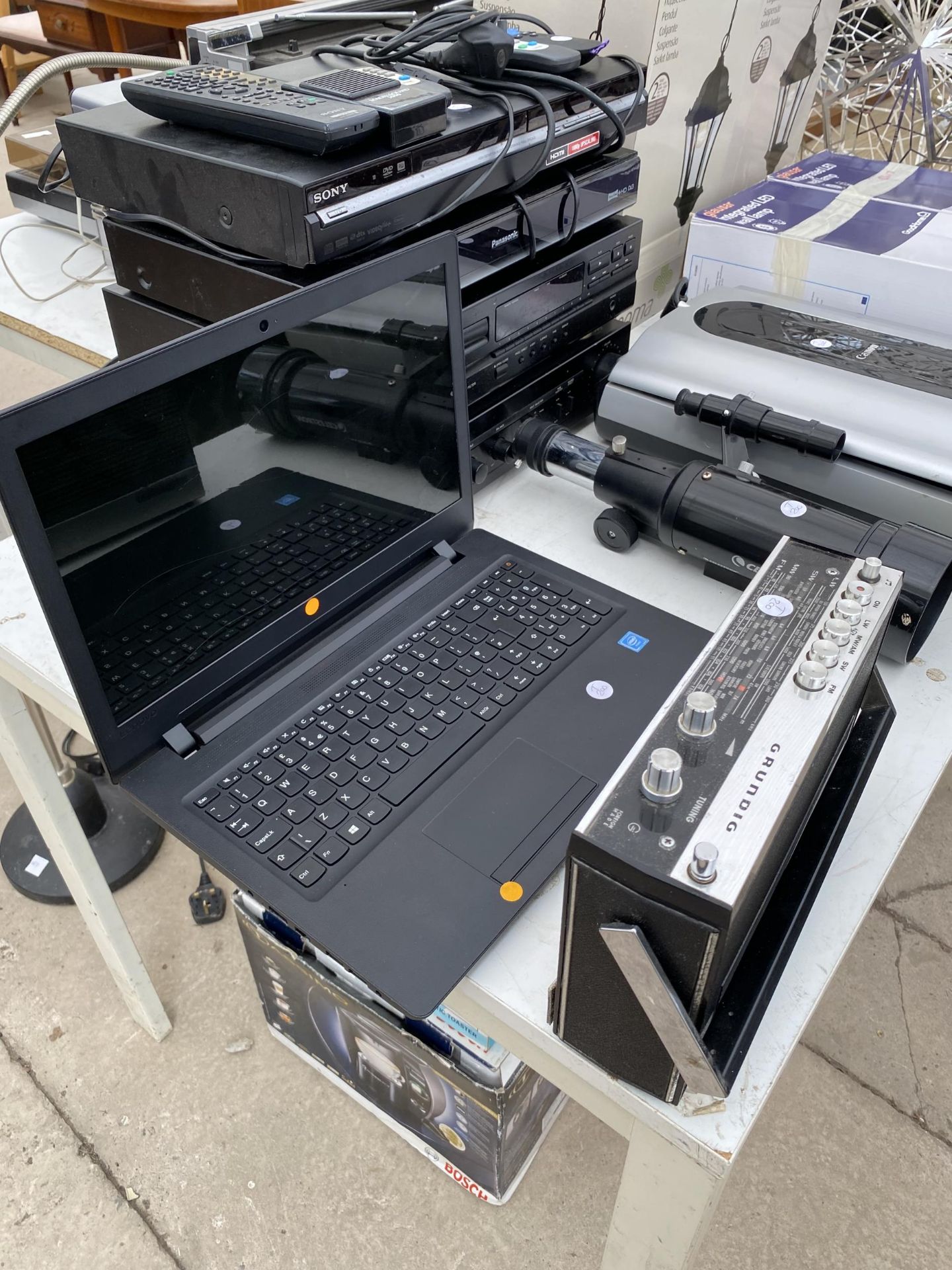 AN ASSORTMENT OF ITEMS TO INCLUDE A LENOVO LAPTOP, A GRUNDIG RADIO AND DENON STEREO ITEMS ETC - Bild 2 aus 4