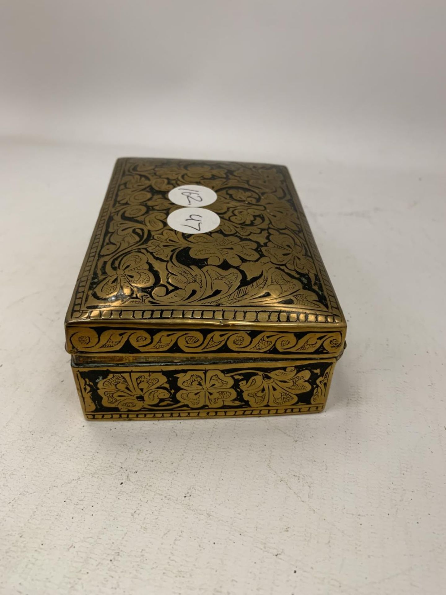 A SMALL BRASS BOX CONTAINING A QUANTITY OF COSTUME JEWELLERY - Image 5 of 5