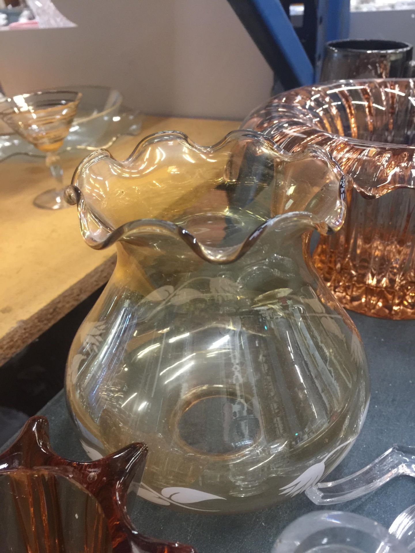 A QUANTITY OF GLASSWARE TO INCLUDE AN AMBER COLOURED BOWL WITH 'SPLASH' EFFECT RIM, LAMPSHADE, AN - Image 3 of 4